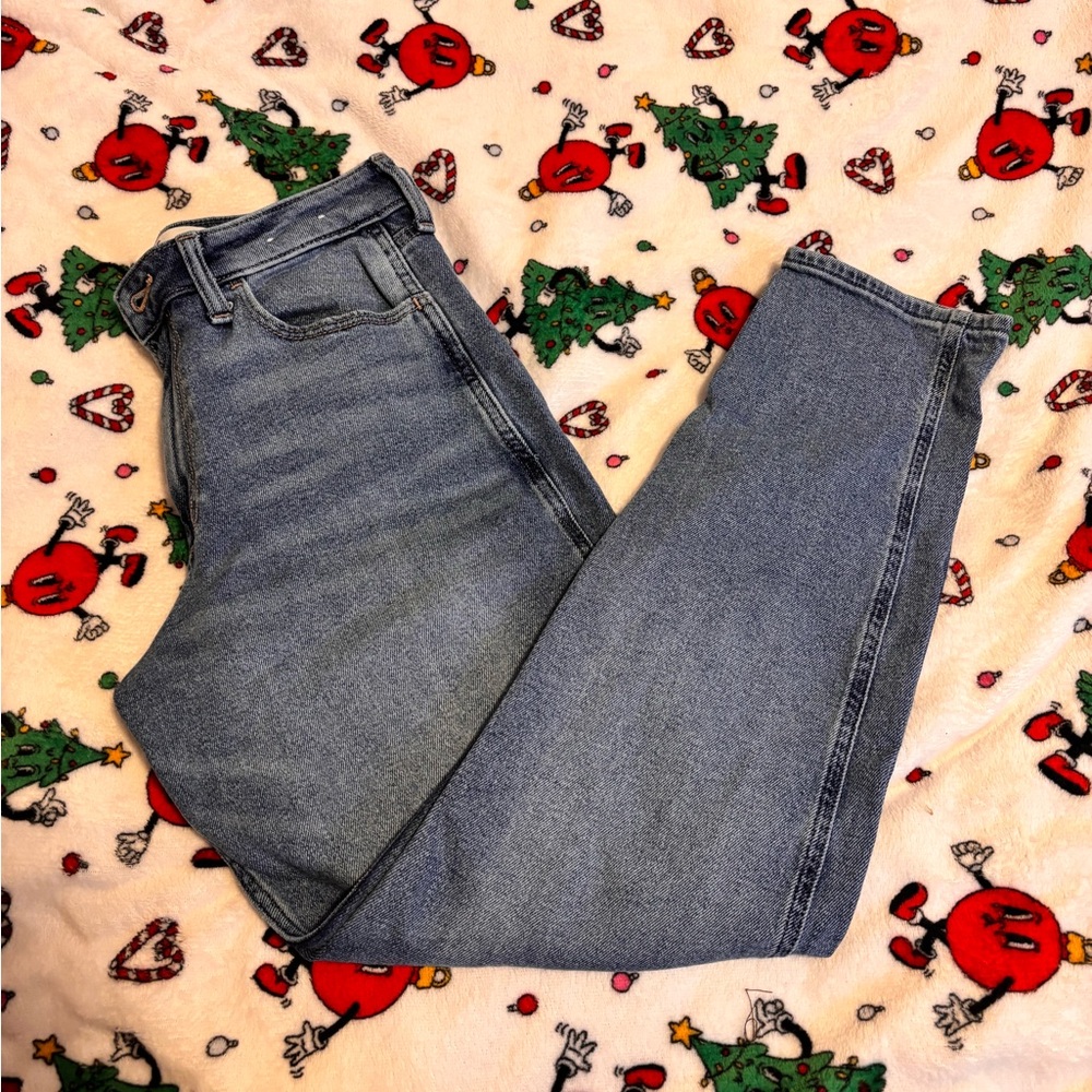 Hollister Curvy High Rise Mom Jeans